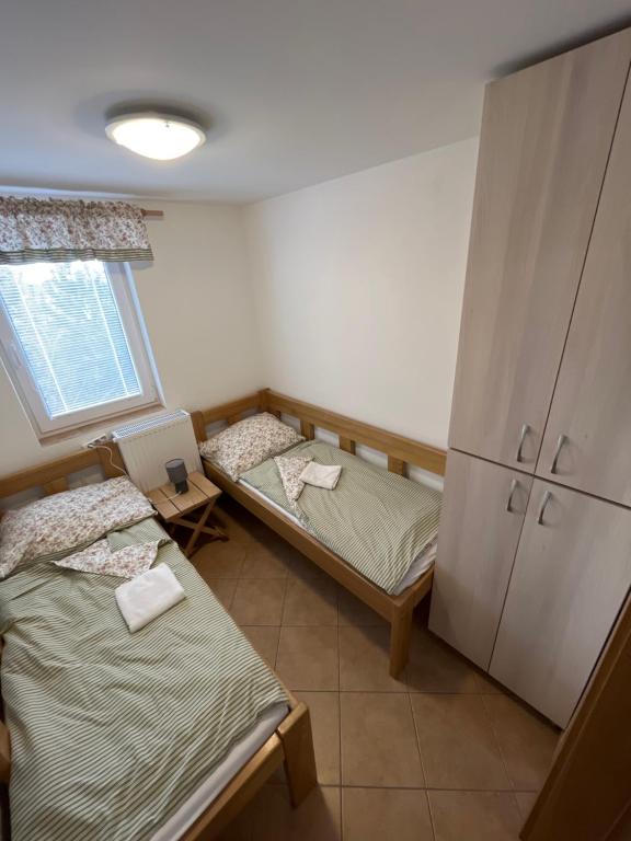 Postel nebo postele na pokoji v ubytování Sokolí hnízdo