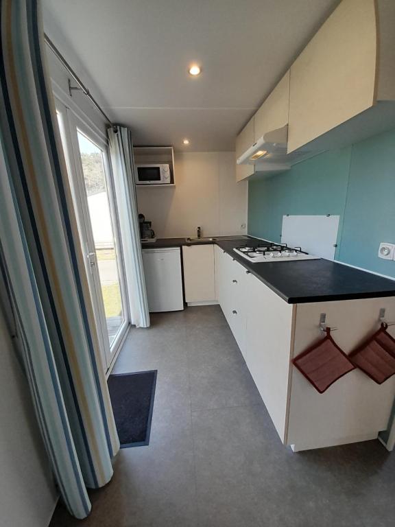 Kuchyň nebo kuchyňský kout v ubytování Vakantiepark Breebos