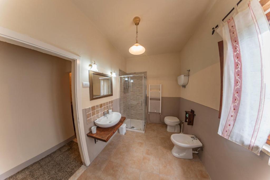 Koupelna v ubytování Agriturismo La Ripolina