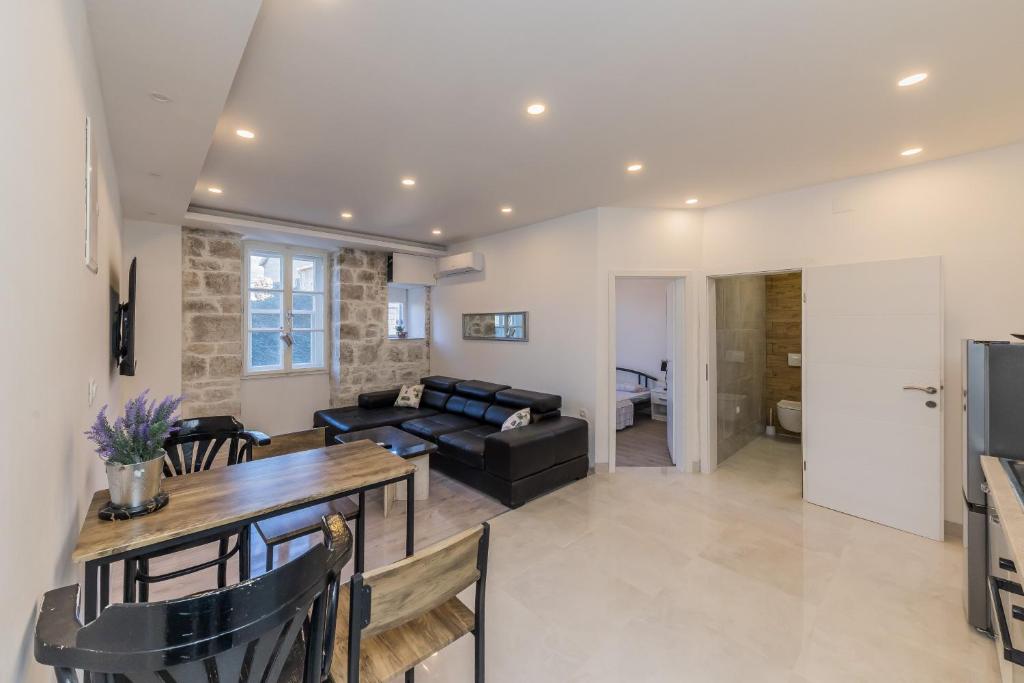 A 2 - spacious apt on seafront with the sea view