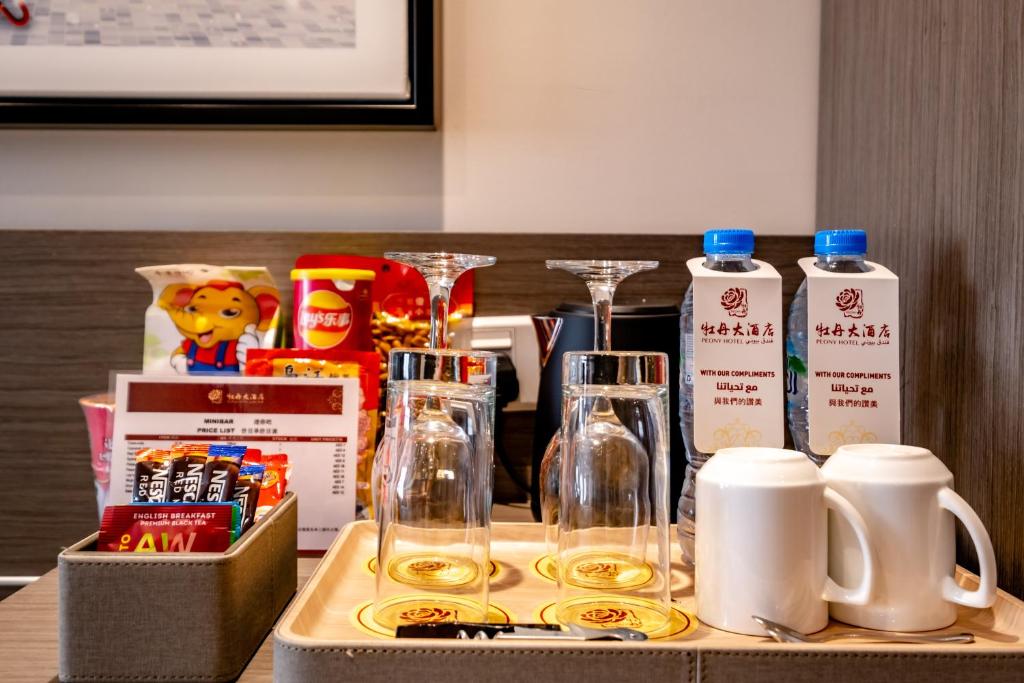 Příslušenství pro přípravu čaje a kávy v ubytování Peony Hotel