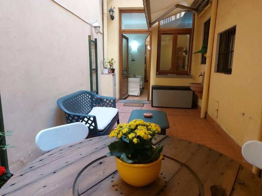 einen Tisch mit einer Blumenvase darüber in der Unterkunft Laura Apartment in the heart of Florence in Florenz