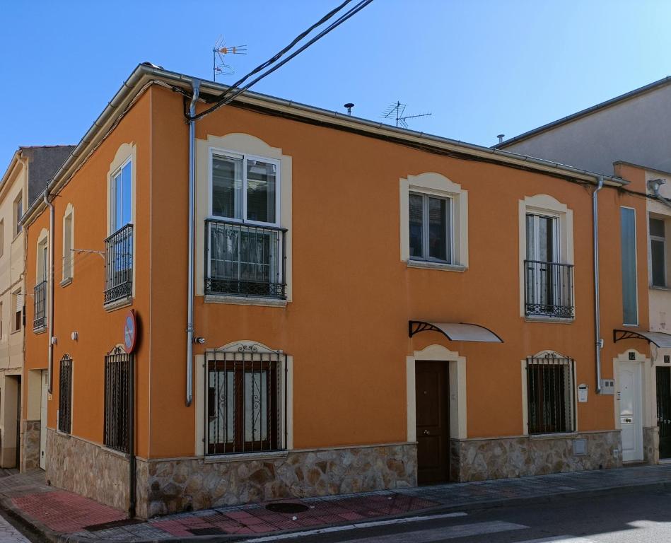 un edificio naranja en una calle en VuT Casa Fabe12 en Ciudad Rodrigo