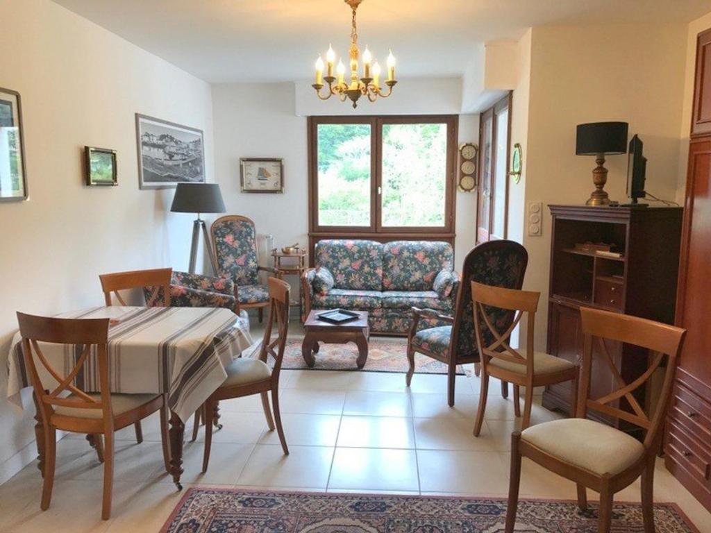 a living room with a dining room table and chairs at Studio Saint-Jean-de-Luz, 1 pièce, 2 personnes - FR-1-4-521 in Saint-Jean-de-Luz