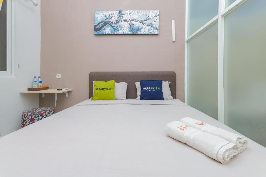 Postel nebo postele na pokoji v ubytování Urbanview Hotel Syariah Near Gelora Delta Sidoarjo
