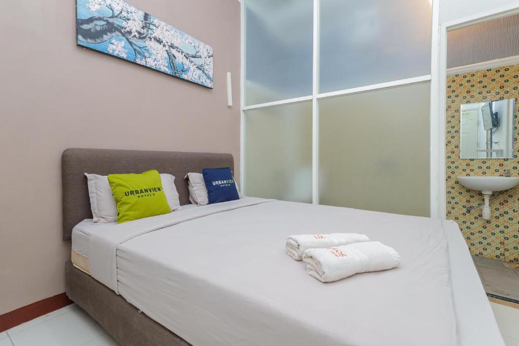 Postel nebo postele na pokoji v ubytování Urbanview Hotel Syariah Near Gelora Delta Sidoarjo
