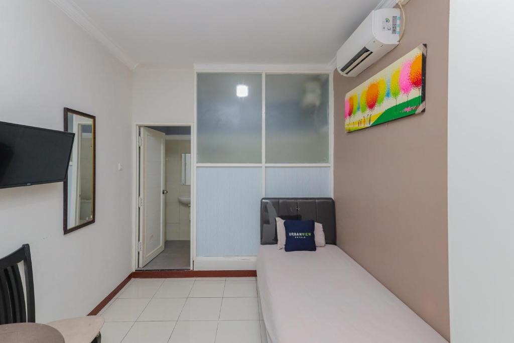TV a/nebo společenská místnost v ubytování Urbanview Hotel Syariah Near Gelora Delta Sidoarjo