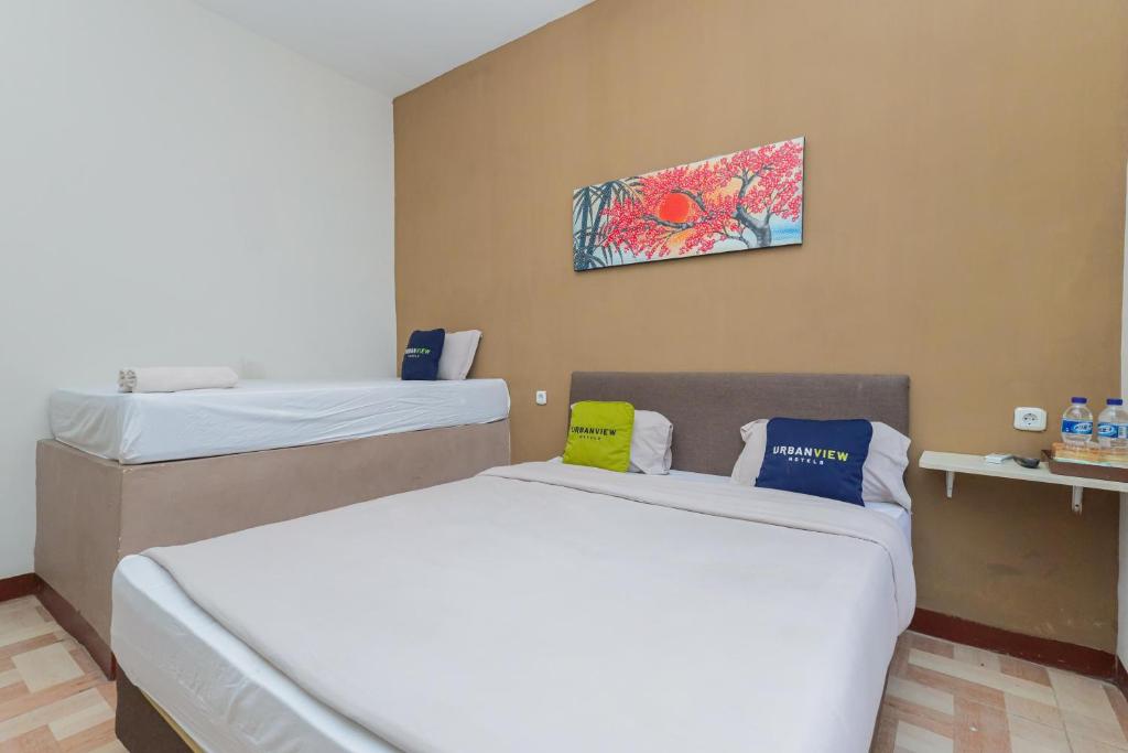 Postel nebo postele na pokoji v ubytování Urbanview Hotel Syariah Near Gelora Delta Sidoarjo