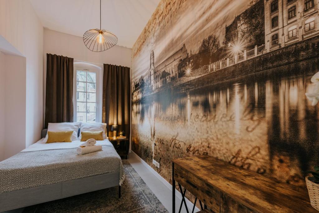 1 dormitorio con 1 cama y una pared con graffiti en Stare Kasyno Aparthotel, en Wroclaw