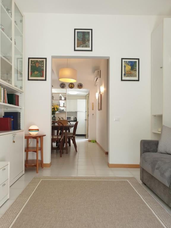 salon z kanapą i stołem w obiekcie Casetta Donatello w mieście Marina di Pietrasanta