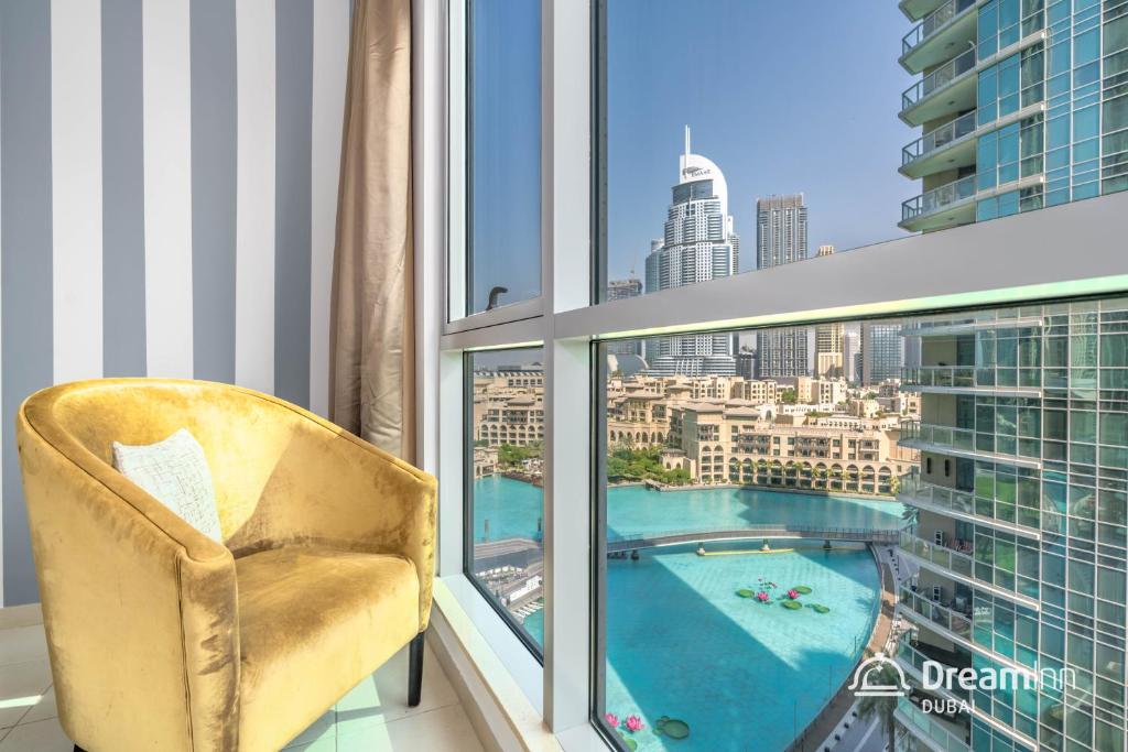 Výhled na bazén z ubytování Dream Inn Apartments - Burj Residence with Fountain View nebo okolí