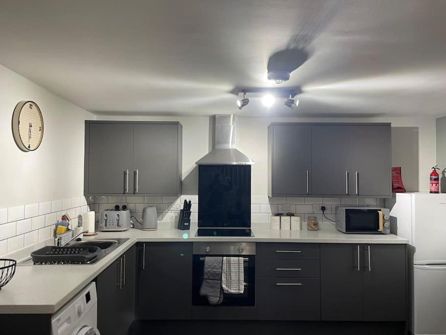 Η κουζίνα ή μικρή κουζίνα στο Cedar House - A modern 2 bedroom house with free parking in the town centre! by ShortStays4U