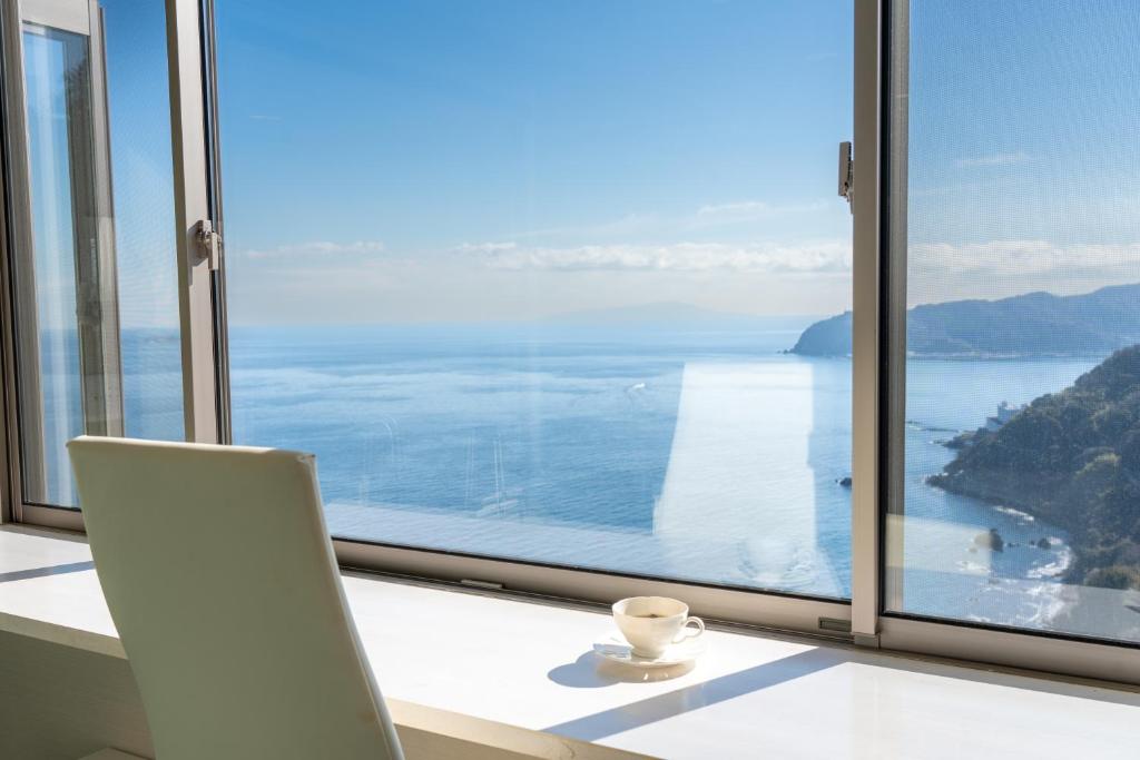 熱海的住宿－Atami-view Resort，窗前的白色椅子