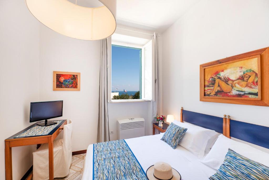una piccola camera con letto e finestra di Hotel Rio Sul Mare a Rio Marina
