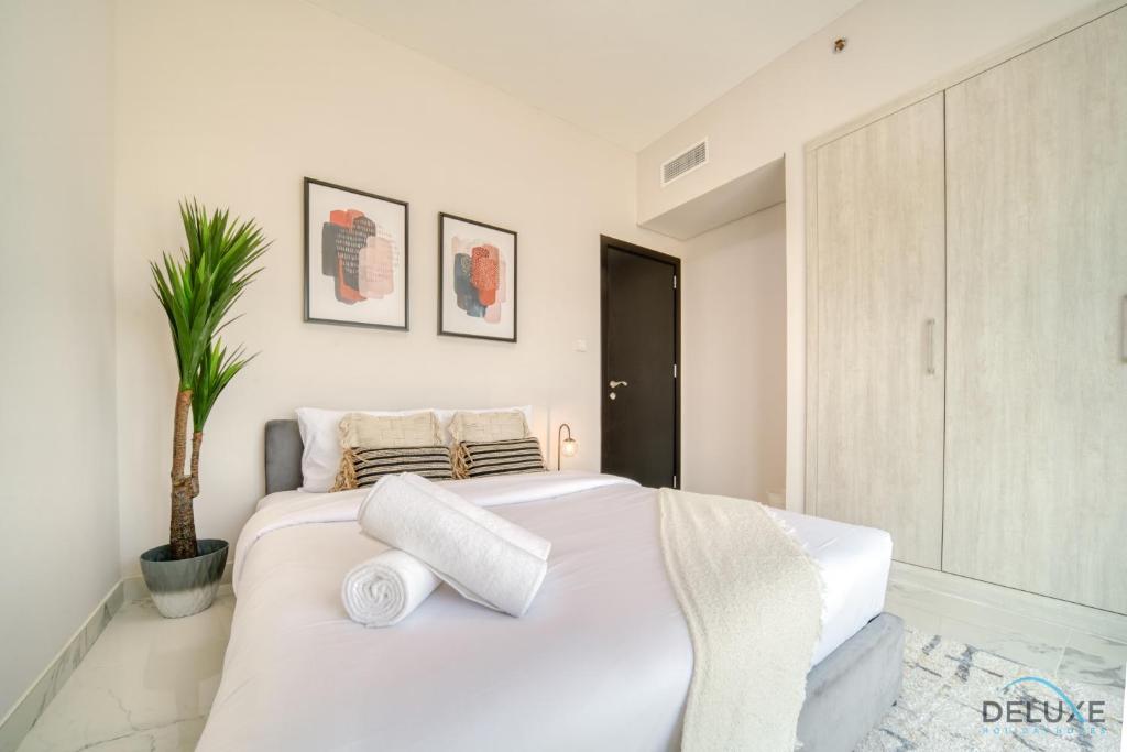 Postel nebo postele na pokoji v ubytování Classic 1BR at MAG 510 Dubai South by Deluxe Holiday Homes
