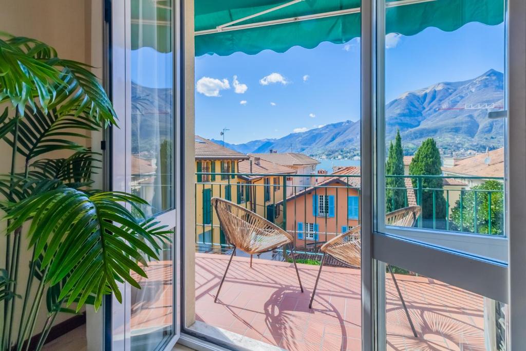 una finestra con vista da un balcone con sedie di Casa Ester by Wonderful Italy a Bellagio