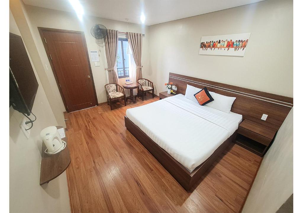 Postel nebo postele na pokoji v ubytování Quan Quan Hotel