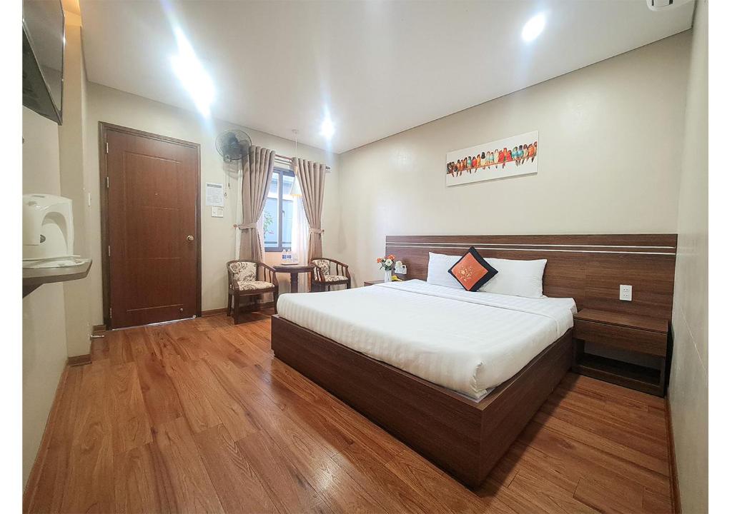 Postel nebo postele na pokoji v ubytování Quan Quan Hotel