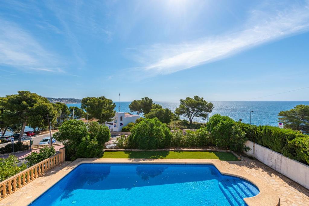 una piscina con vistas al océano en Villa Diego - PlusHolidays, en Benissa