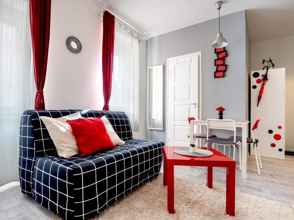 A seating area at Colors Apartment