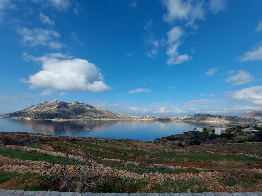una vista de un lago con una montaña en el fondo en Amorgos Delight, en Egíali
