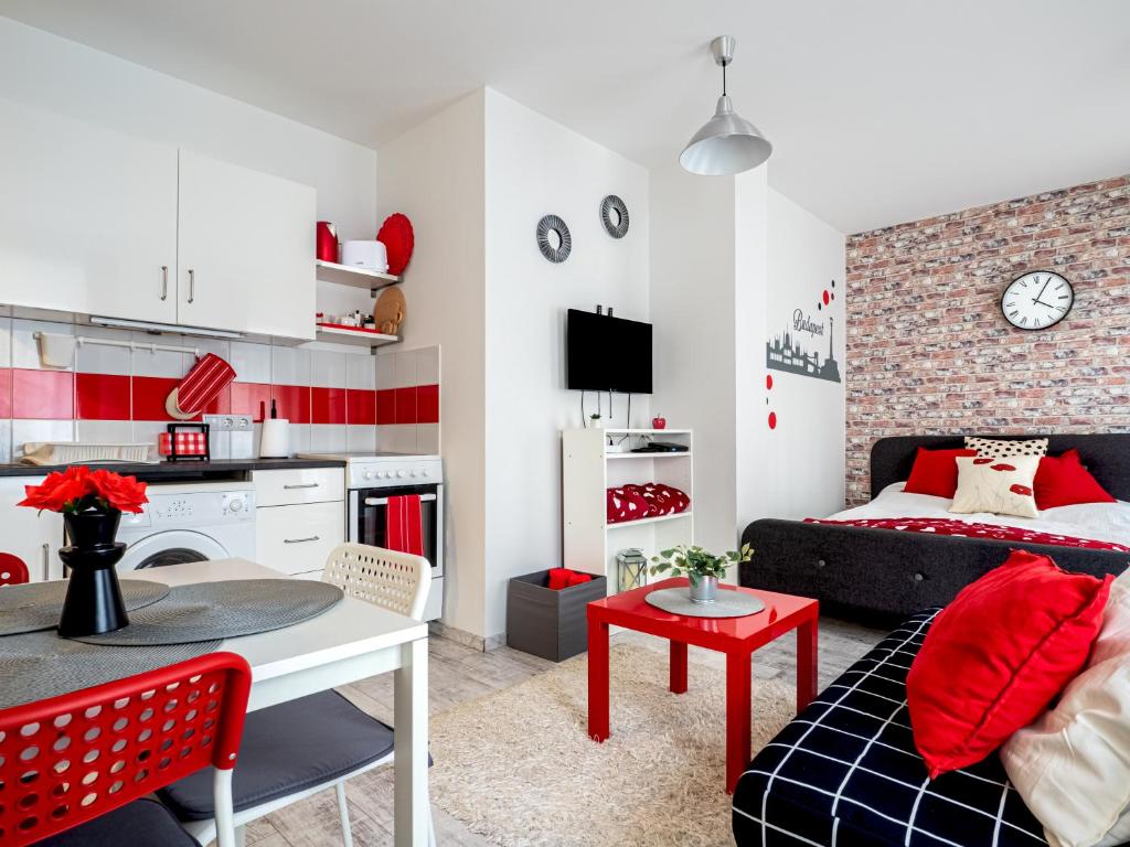 A kitchen or kitchenette at Colors Apartment