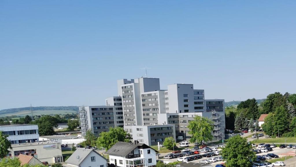 uma vista aérea de uma cidade com edifícios altos em Stadthotel Hollabrunn em Hollabrunn