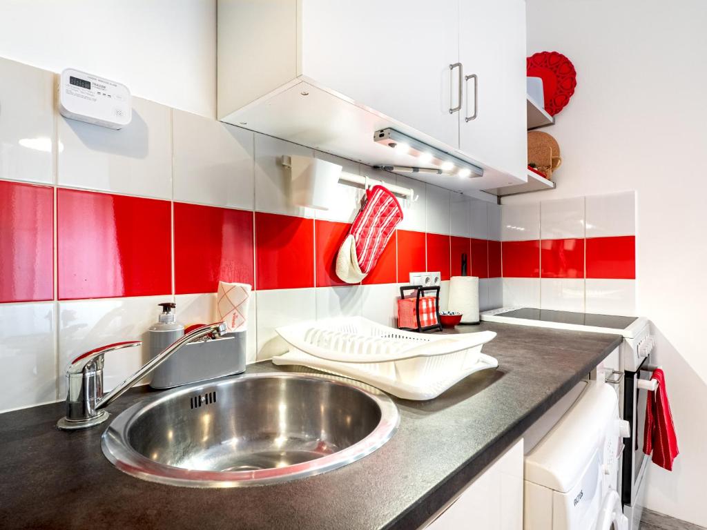 A kitchen or kitchenette at Colors Apartment
