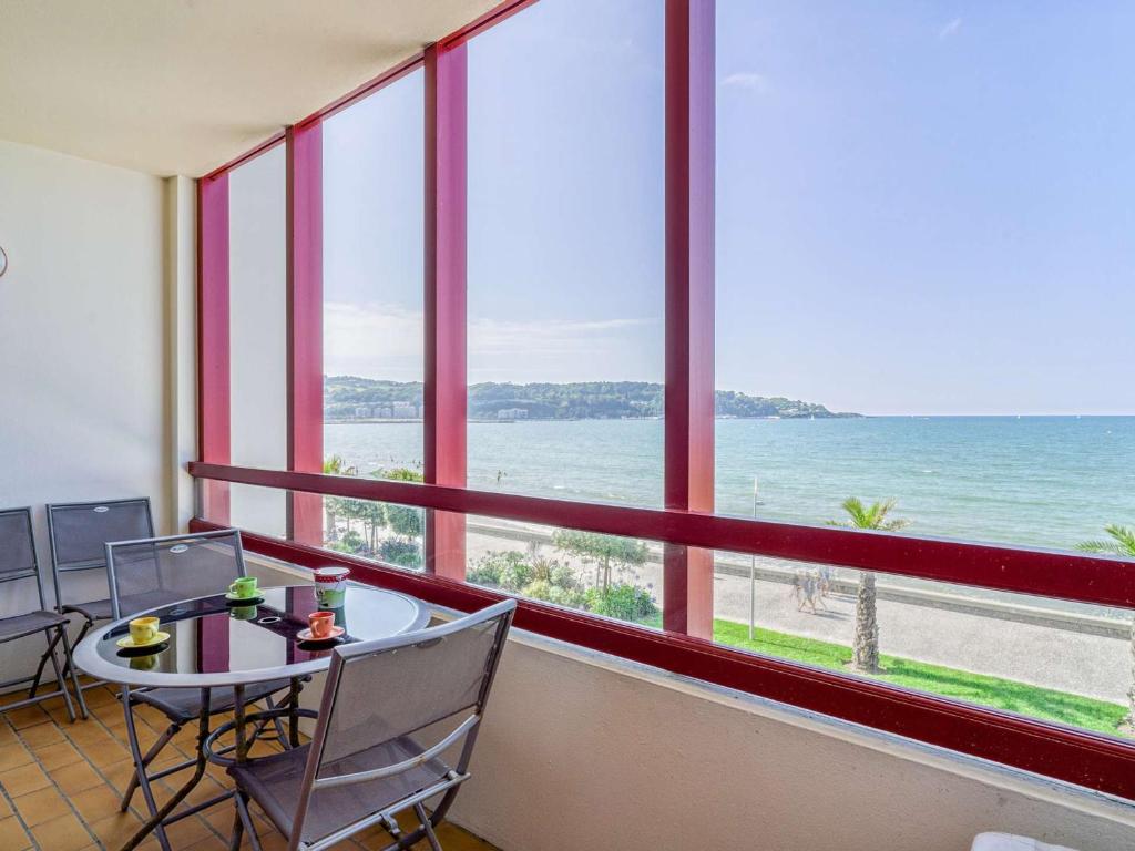 a room with a table and chairs and a view of the ocean at Appartement Hendaye, 1 pièce, 3 personnes - FR-1-2-392 in Hendaye