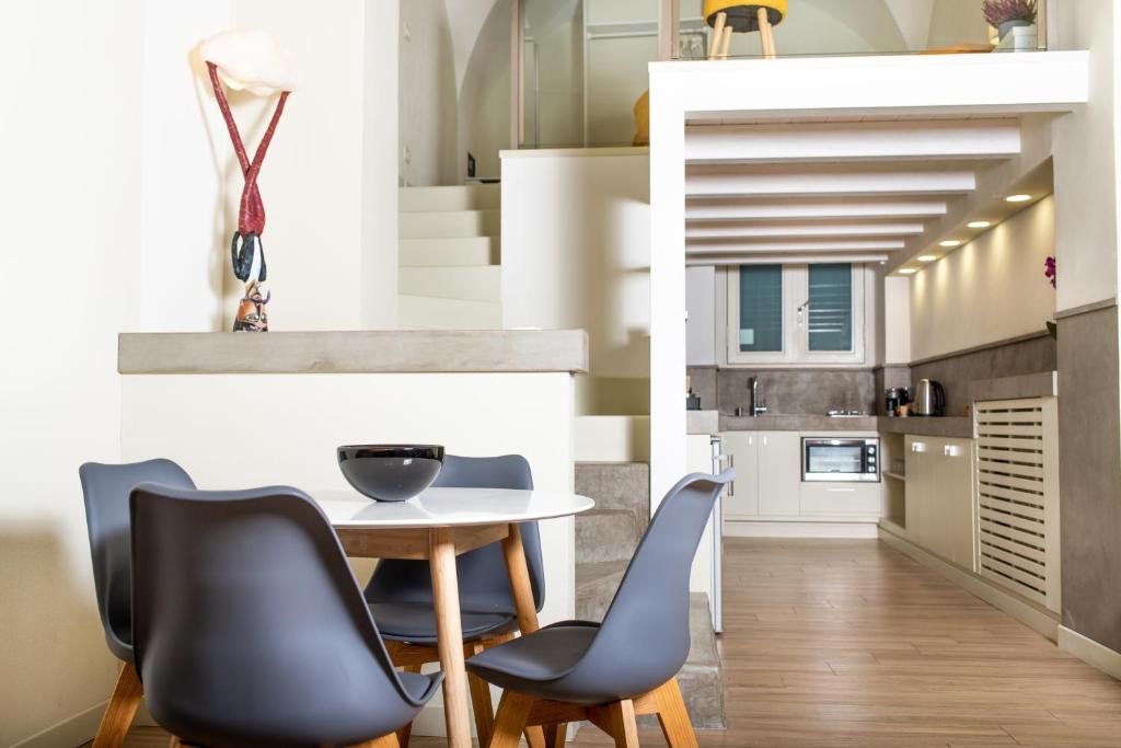 een keuken en eetkamer met een tafel en stoelen bij Appartamento moderno Second House Catania 26 in Catania