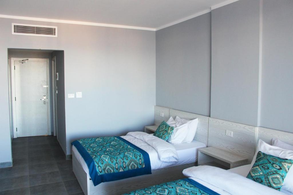 Кровать или кровати в номере Shellghada Blue Beach