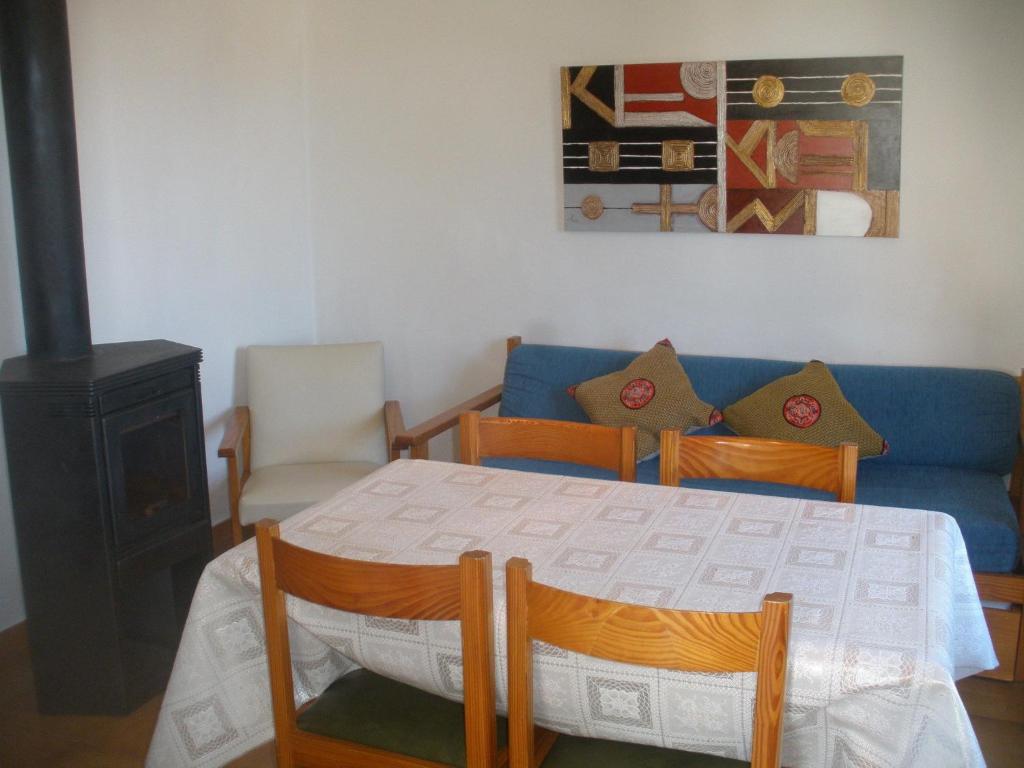 A seating area at Apartamentos Can Jordi