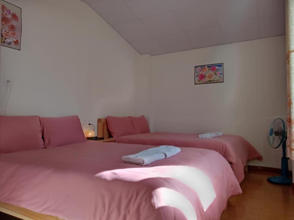 Giường trong phòng chung tại Guesthouse Big Lucky