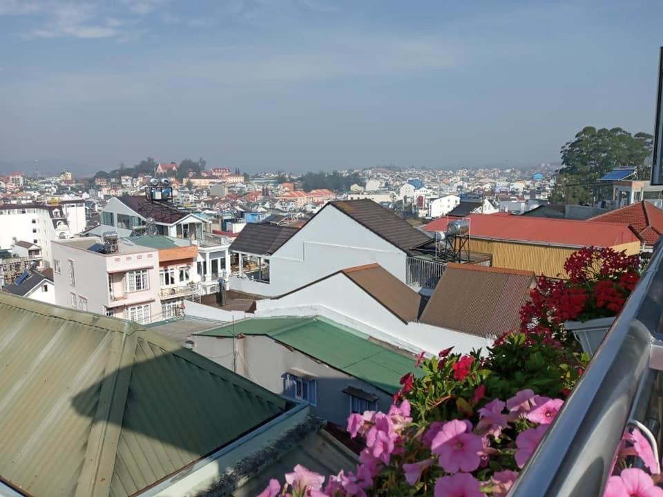 vista su una città con edifici e fiori di Guesthouse Big Lucky a Da Lat