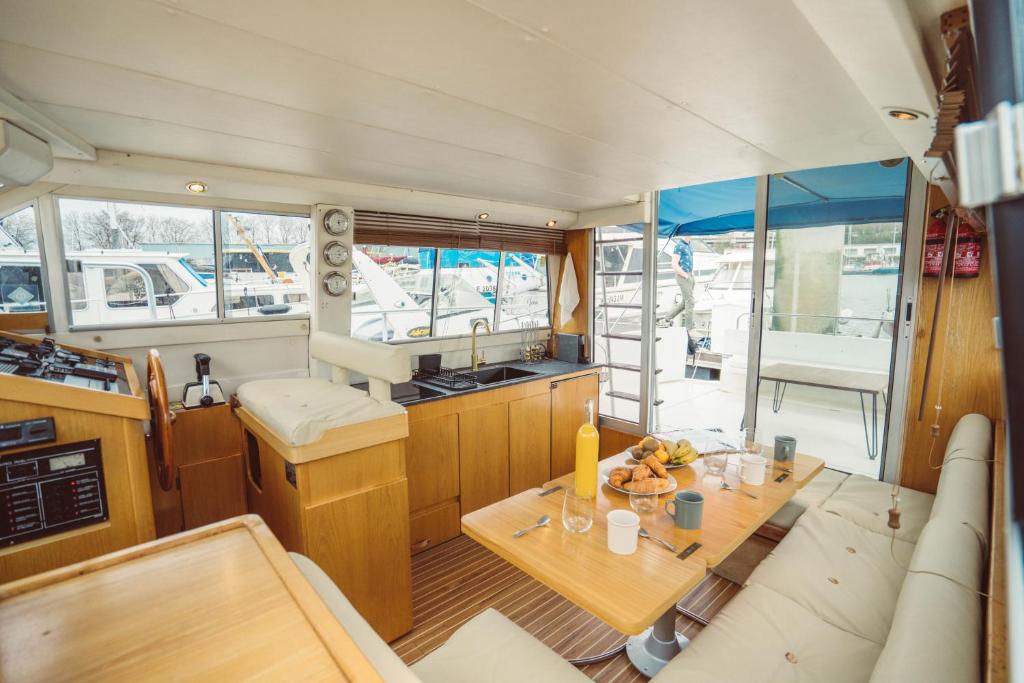 - une cuisine et une salle à manger dans un yacht dans l'établissement No Limit Charter, à Rouen