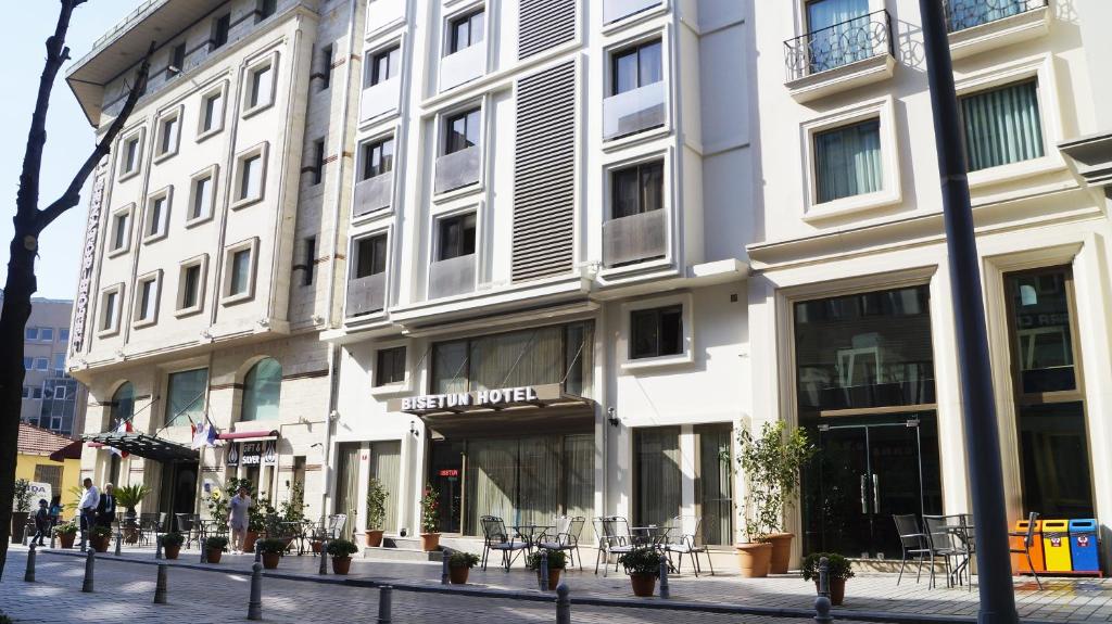 イスタンブールにあるビセタン ホテルの市道の白い大きな建物