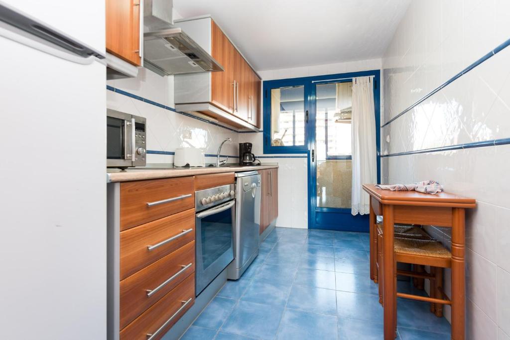 A kitchen or kitchenette at Apartamento Cuellar 3 - PlusHolidays