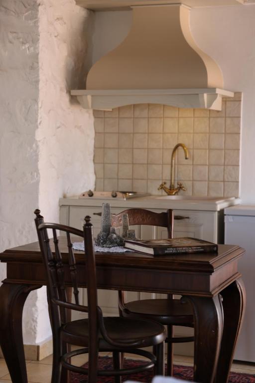 Kuchyňa alebo kuchynka v ubytovaní Lithos Stone Suites