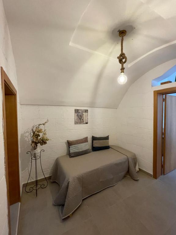 un dormitorio con una cama en una habitación en Casa Buena Vida (locazione ad uso turistico), en Monopoli