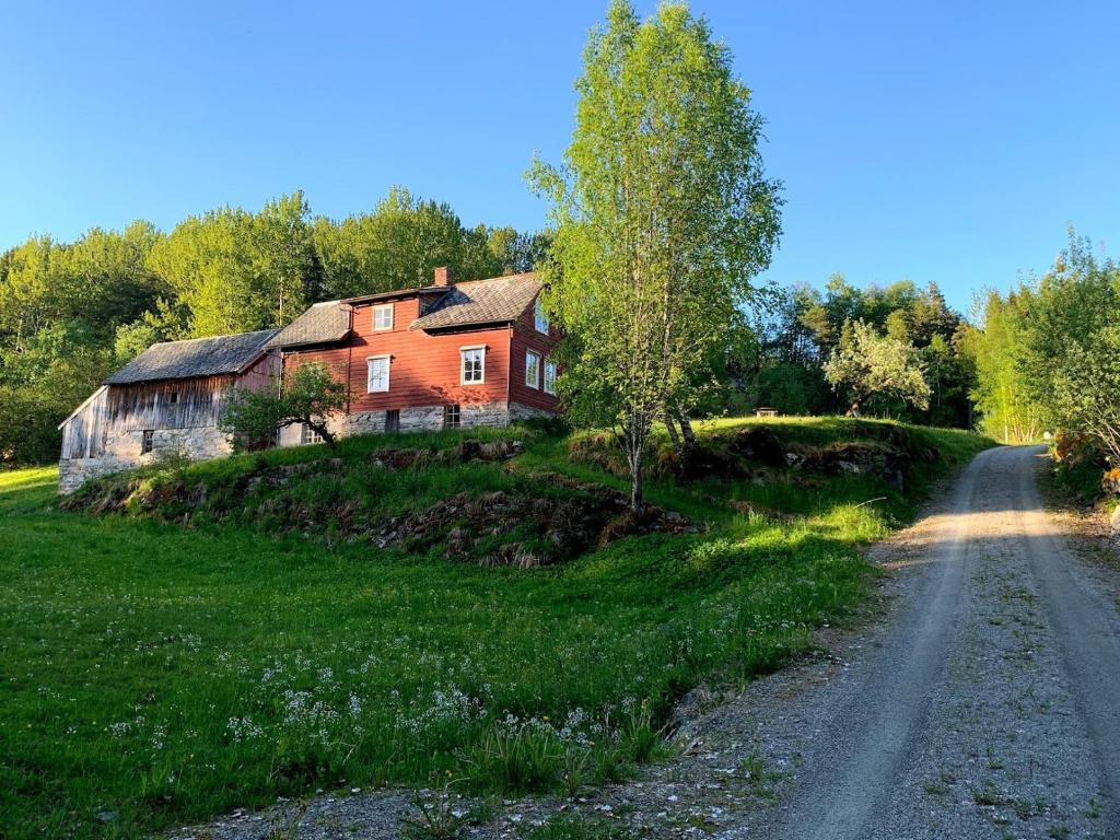a house on a hill next to a dirt road at Gamlehuset 