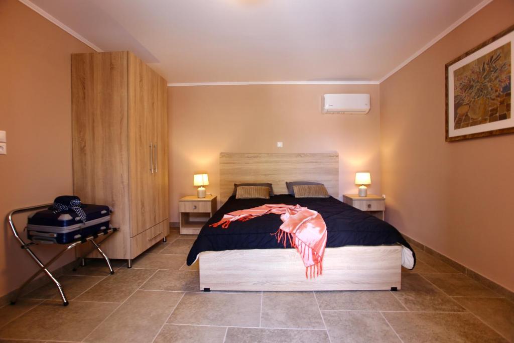 un dormitorio con una cama con un animal de plástico. en GK Mediterranean Village - Airport Free Shuttle, en Markopoulo