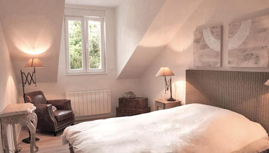 1 dormitorio con 1 cama y 1 silla en LaTerrasse, Château Fernand Japy, en Beaucourt