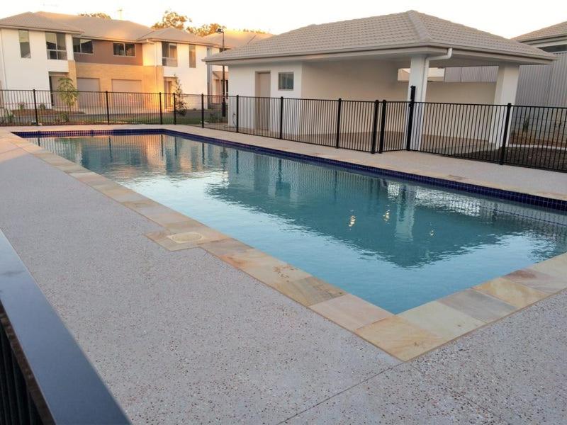 una piscina frente a una casa en Spacious private en-suite with air-con, en Kallangur