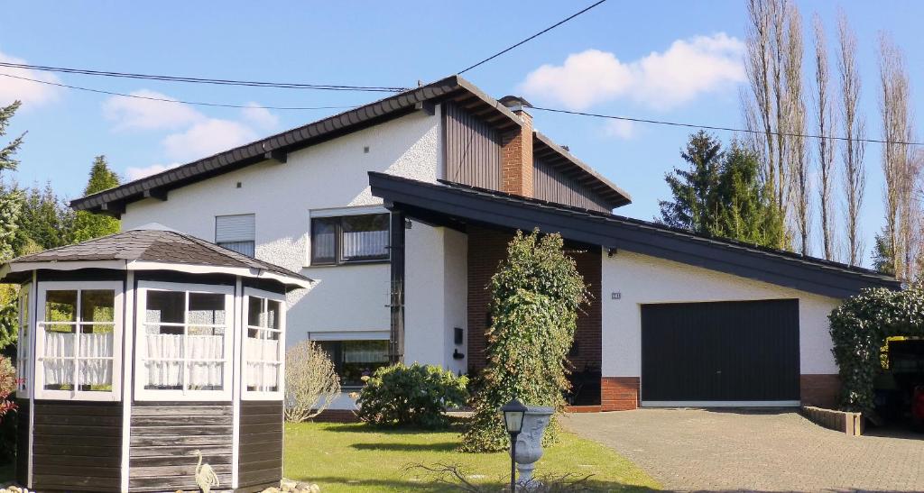 ein weißes Haus mit einem Pavillon in der Unterkunft Holiday Home Scheuerberg in Oberthal