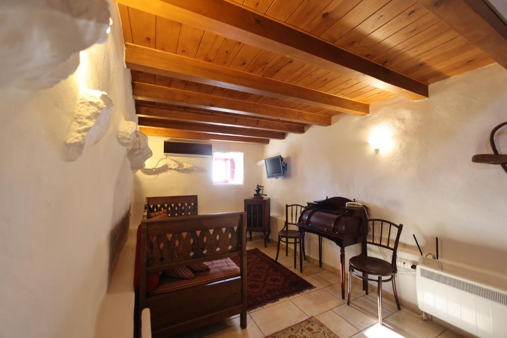 Lithos Stone Suites - 4