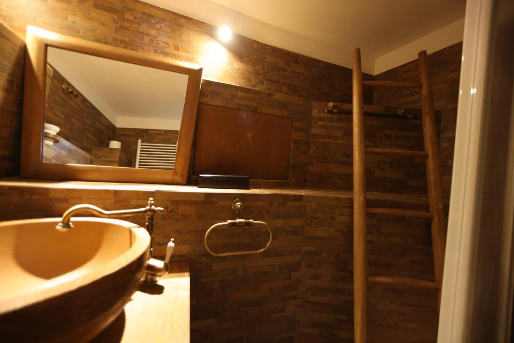 Lithos Stone Suites - 11