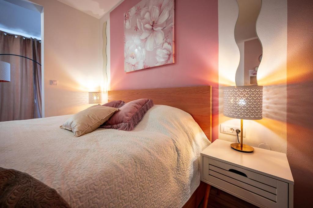 Łóżko lub łóżka w pokoju w obiekcie Penthouse FraVita Medulin