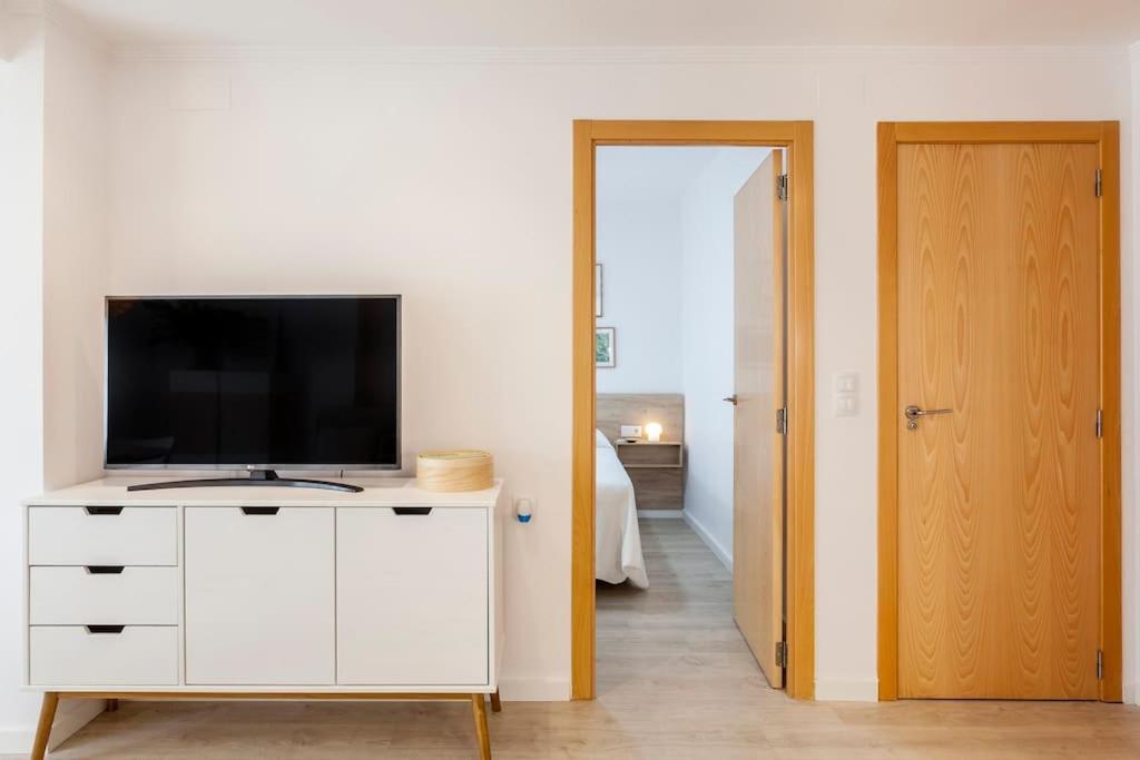 TV a/nebo společenská místnost v ubytování Coqueto apartamento junto a la playa.