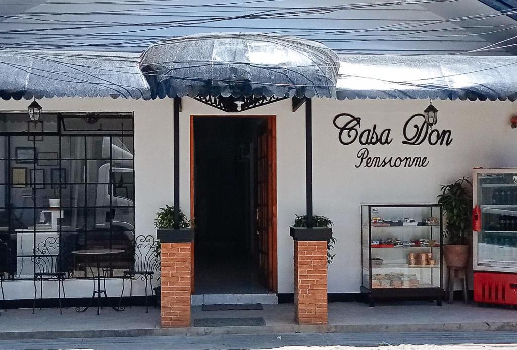 三寶顏的住宿－Casa Don Atilano Pension House，一间有黑门的餐厅前的商店