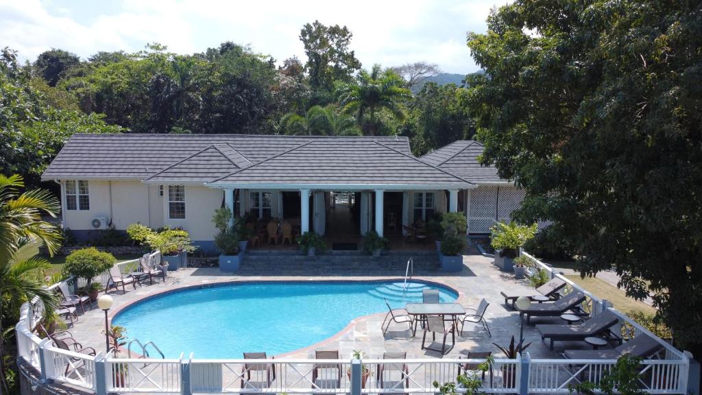z góry widok na dom z basenem w obiekcie Spicy Hill Villa w mieście Port Antonio